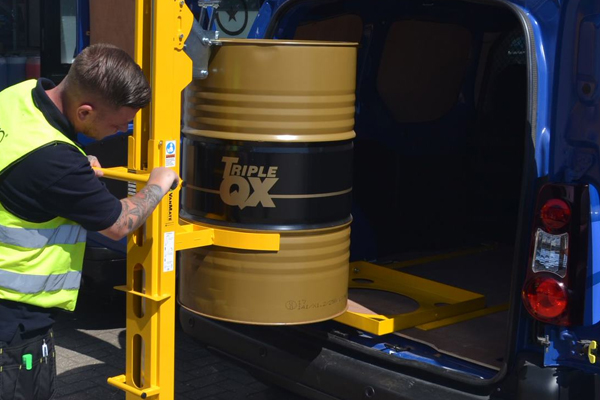 Oli drum lifter equipment for vans and warehouses